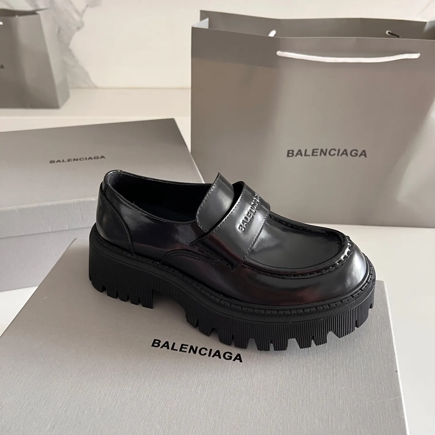 👟👟Ex-factory price 600👟👟 BALENCIAGA# Balenciaga's new big-toe derby shoes TRACTOR big-toe derby shoes loafers👞 Original medium-gloss open-edge beaded cowhide. Restrained and stylish. Matched with the brand logo on the shoe cover. The rhythm of closing your eyes. The lining and feet are made of black silk cowhide. The texture is soft and delicate. The gear-shaped rubber outsole is 5cm higher. Size: 35-40 (customization of 40 pieces is not returnable)